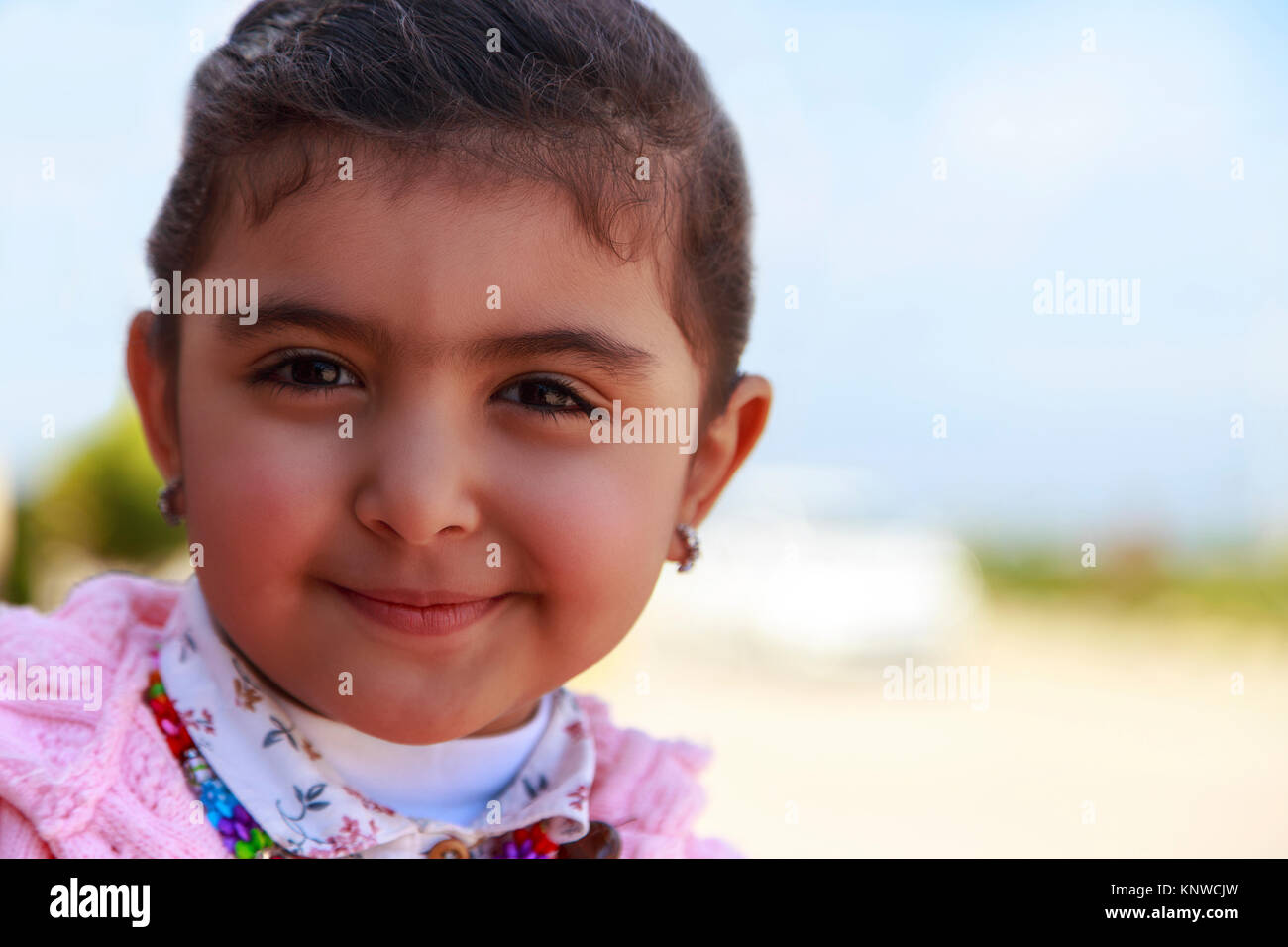 Kleines Mädchen lächeln mit verschwommenen Hintergrund. Stockfoto