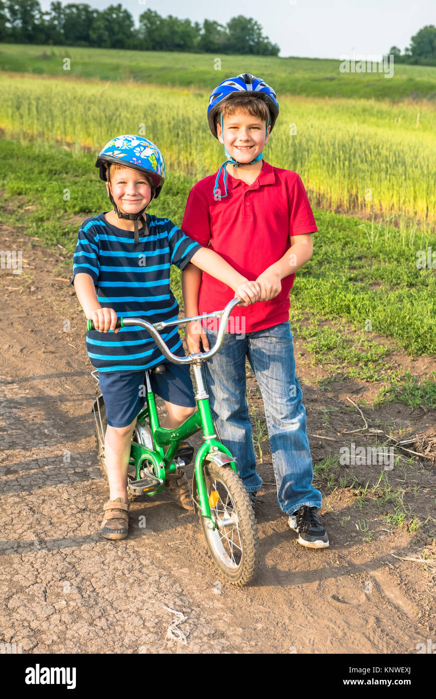 Sportliche Kinder in Helme mit Fahrrädern Stockfoto