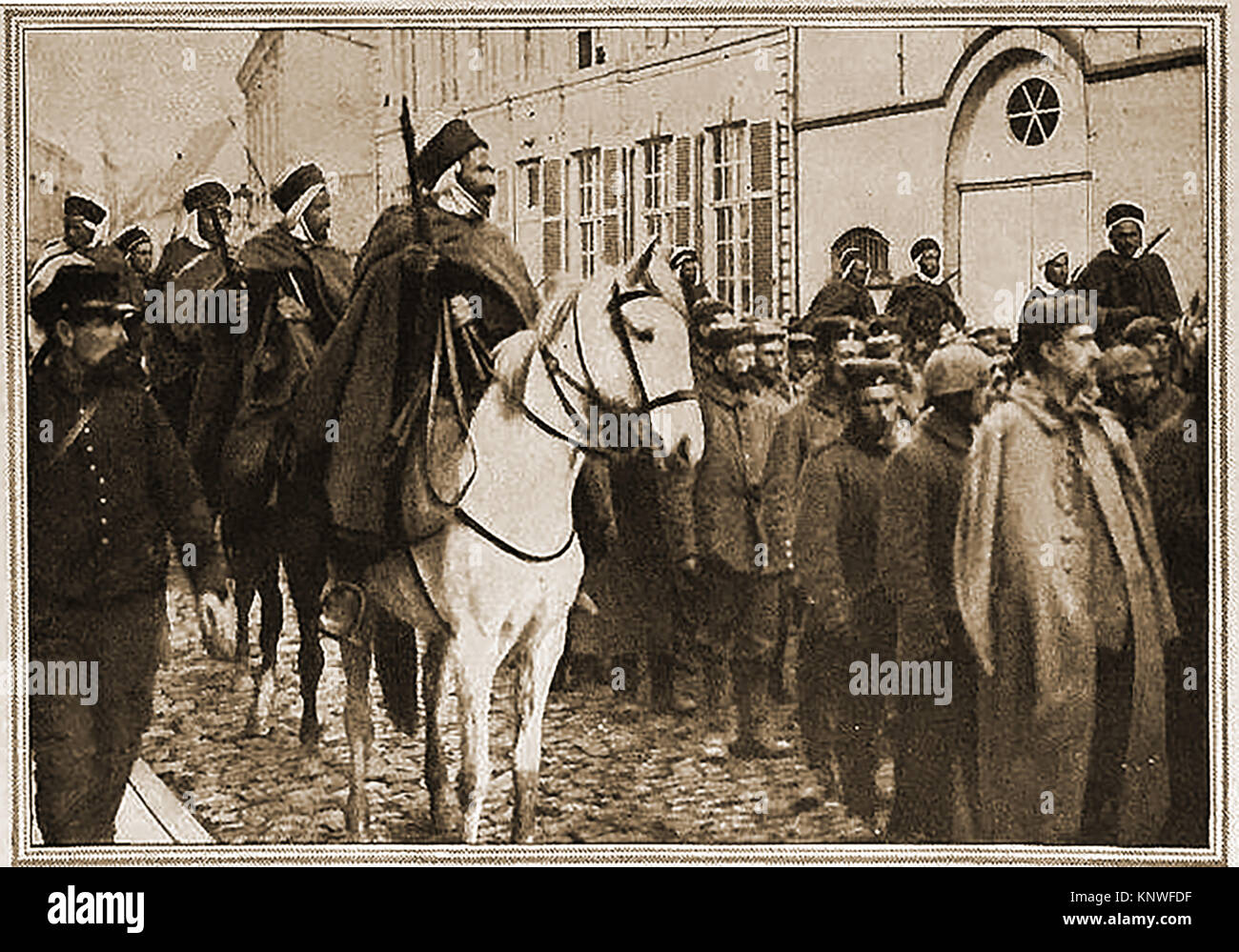 Deutsche WWI POW's (Kriegsgefangene) in Belgien mit ihren algerischen Reiter wachen, die an die Französische Armee angebracht wurden Stockfoto