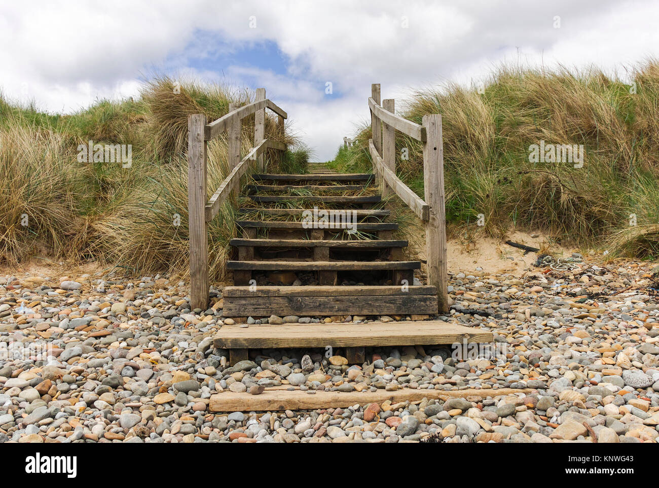 Holz- Schritten über die Dünen bei druridge Bay führend in Northumberland. Stockfoto