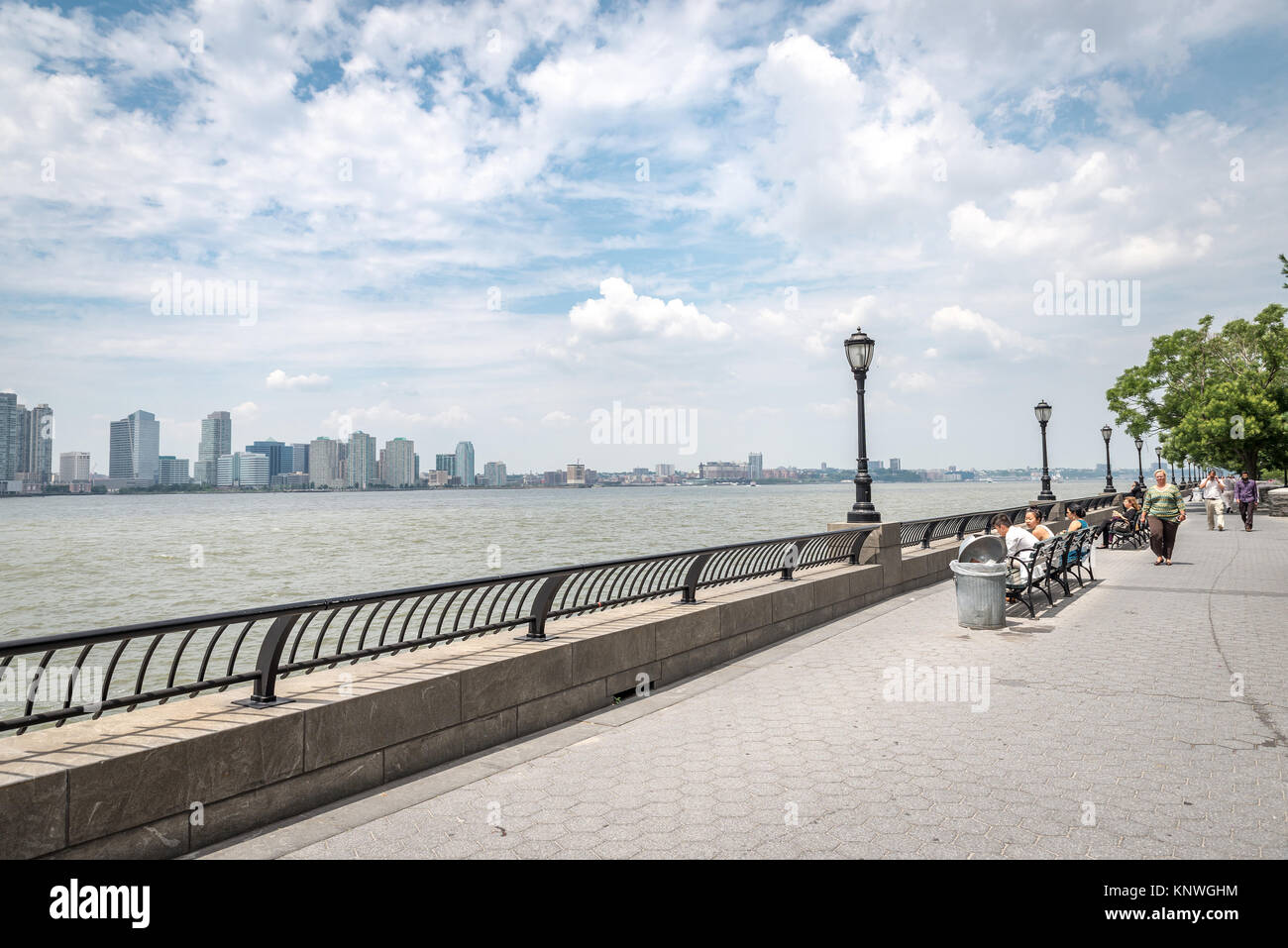 NEW YORK CITY - 13. Juli: Blick auf Jersey City am 13. Juli 2015 in New York. Jersey City ist die bevölkerungsreichste Stadt im US-Bundesstaat New Jerse Stockfoto