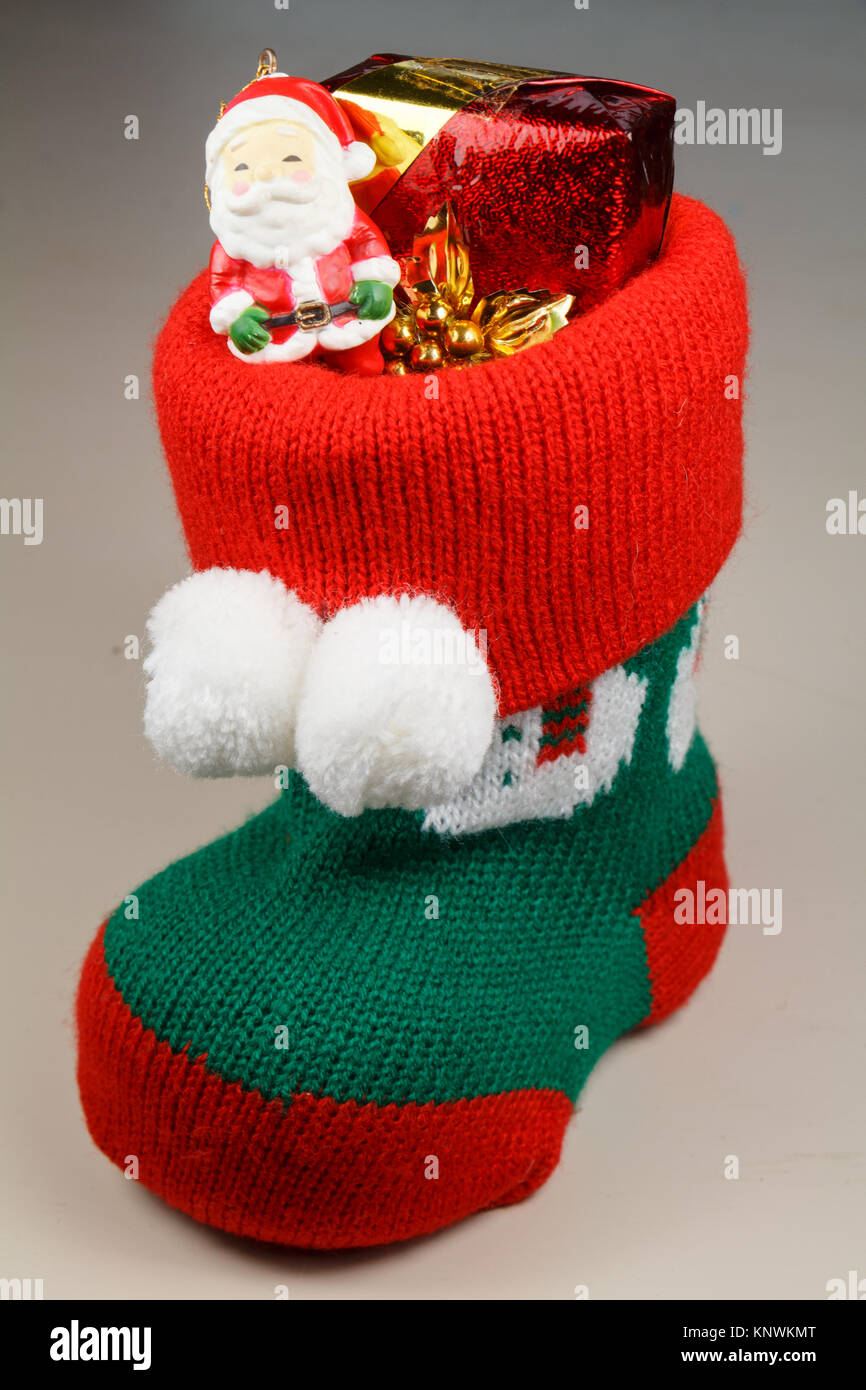 Weihnachten mit Santa Claus Figürchen und Geschenk als Dekoration für Weihnachten Stockfoto