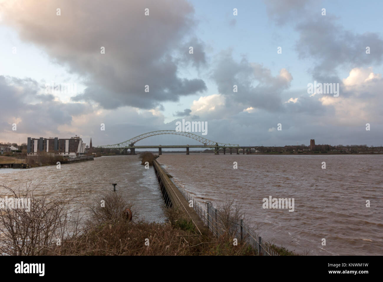 Mit Blick über den Fluss Mersey am alten Runcorn Silver Jubilee Bridge und die neue Mersey Gateway Bridge Stockfoto