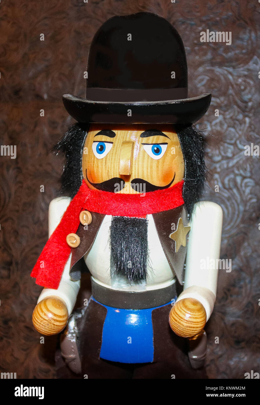 Cowboy Sheriff nuckcracker gegen bearbeitetes Leder Hintergrund Stockfoto