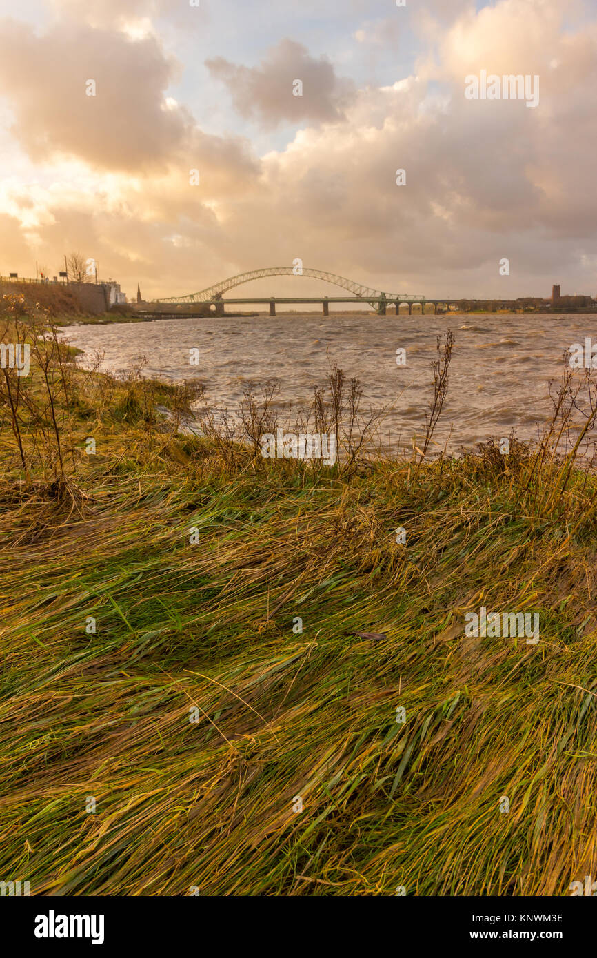 Mit Blick über den Fluss Mersey am alten Runcorn Silver Jubilee Bridge und die neue Mersey Gateway Bridge Stockfoto