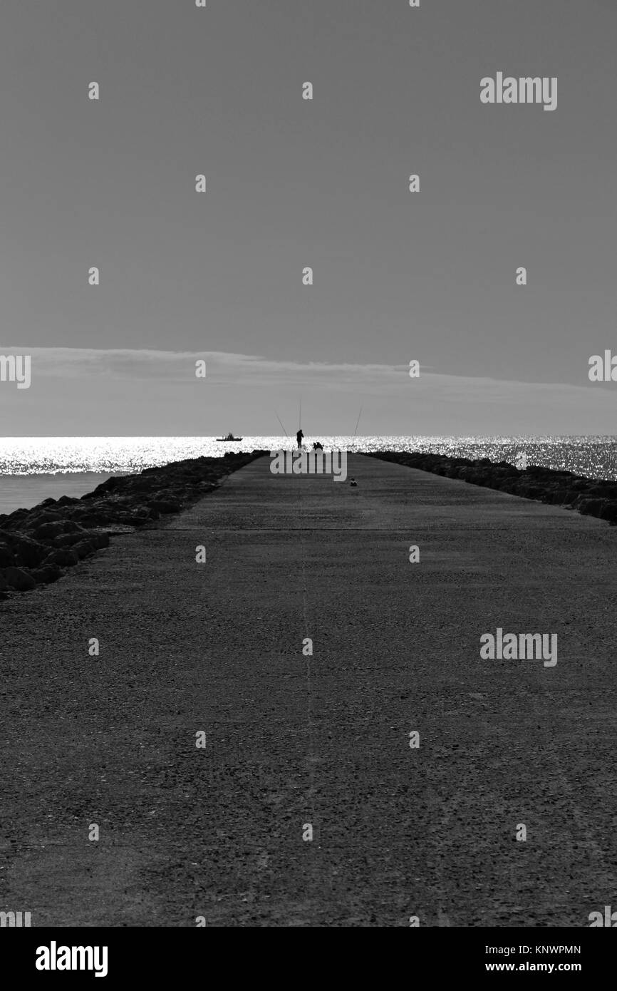 Angeln Tag auf einen wellenbrecher unter der Sonne in Santa Pola, Spanien Stockfoto