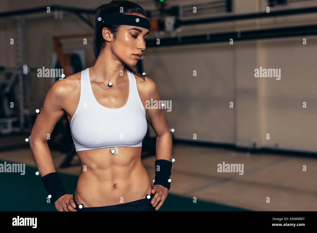 Biomechanik Labor. Weiblichen Athleten mit Motion Capturing Sensoren auf ihrem Körper die Bewegung und Leistung zu erfassen. Stockfoto