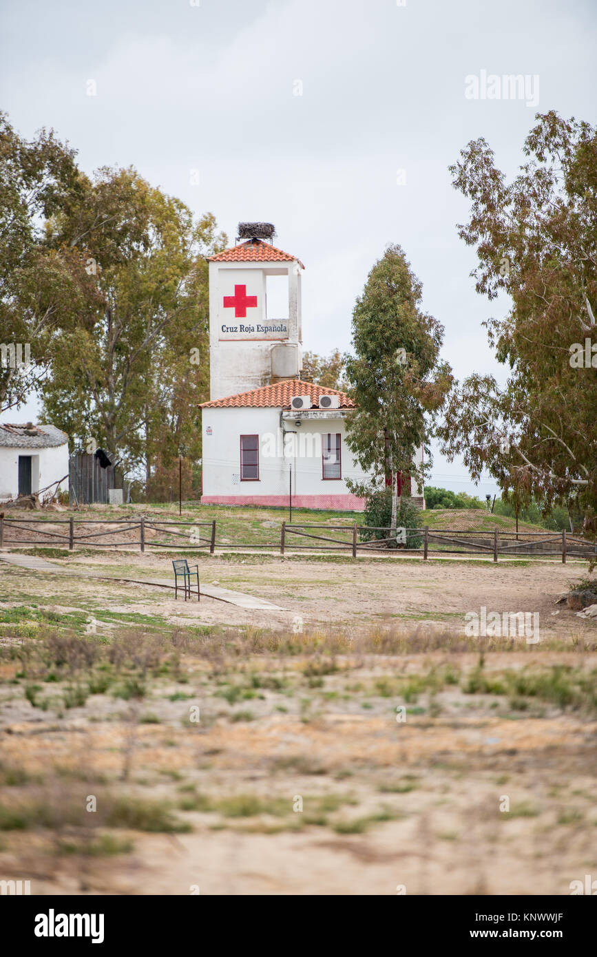 Ein Gebäude des roten Kreuzes in der Nähe der Behälter der Proserpina, Badajoz, Extremadura, Spanien ein stürmischer Tag. Stockfoto