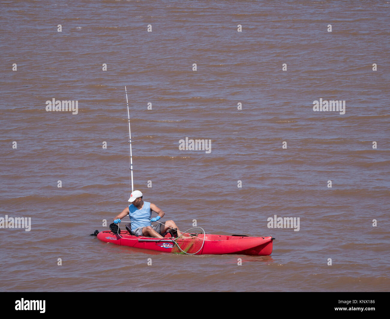 Mann angeln von einem Kajak, Bucht von Fundy, Anthony Provincial Park, Highway 215, Nova Scotia, Kanada. Stockfoto