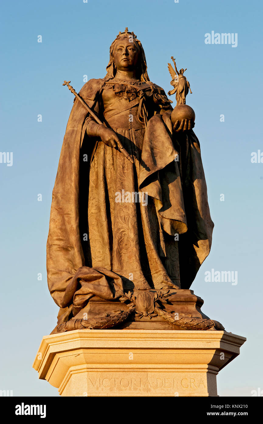 Statue von Queen Victoria in vollem Ornat auf Grand Avenue in Brighton und Hove, England. Stockfoto