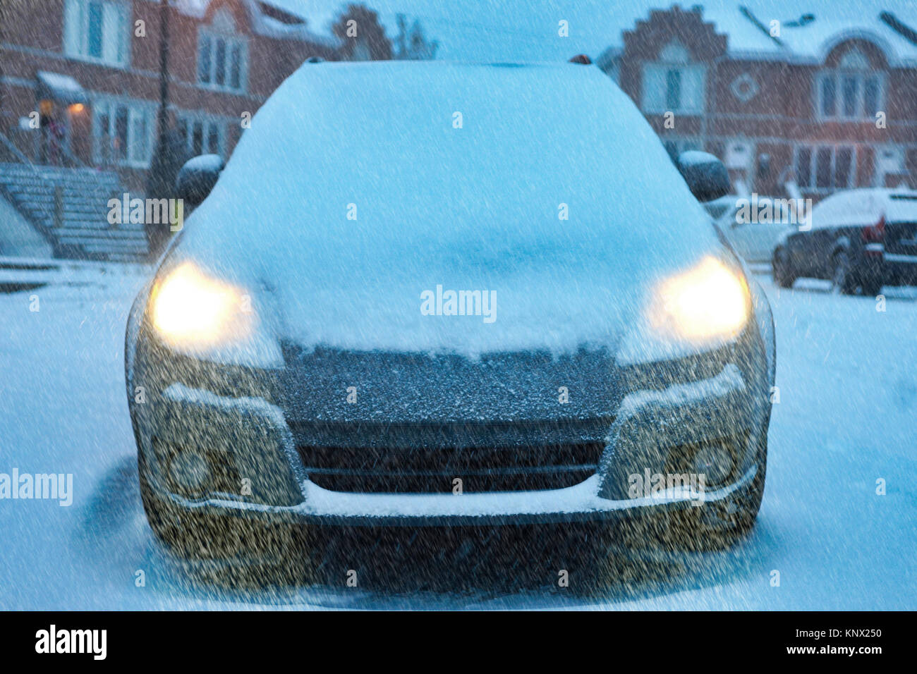 Montreal, Kanada, 12. Dezember 2017. Verschneiten Auto mit Hauptscheinwerfer bei einem Schneefall. Kredit; Mario Beauregard/Alamy leben Nachrichten Stockfoto