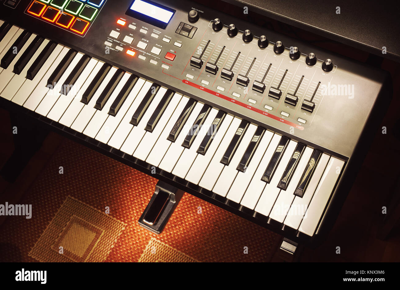 Details moderner MIDI-Keyboard in kleinen Heimstudio. Stockfoto