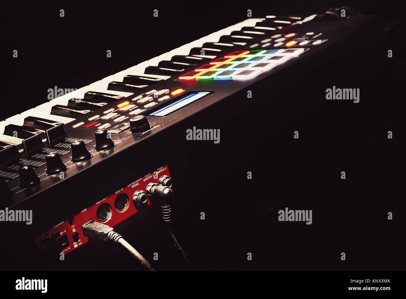 Details moderner MIDI-Keyboard in kleinen Heimstudio. Stockfoto