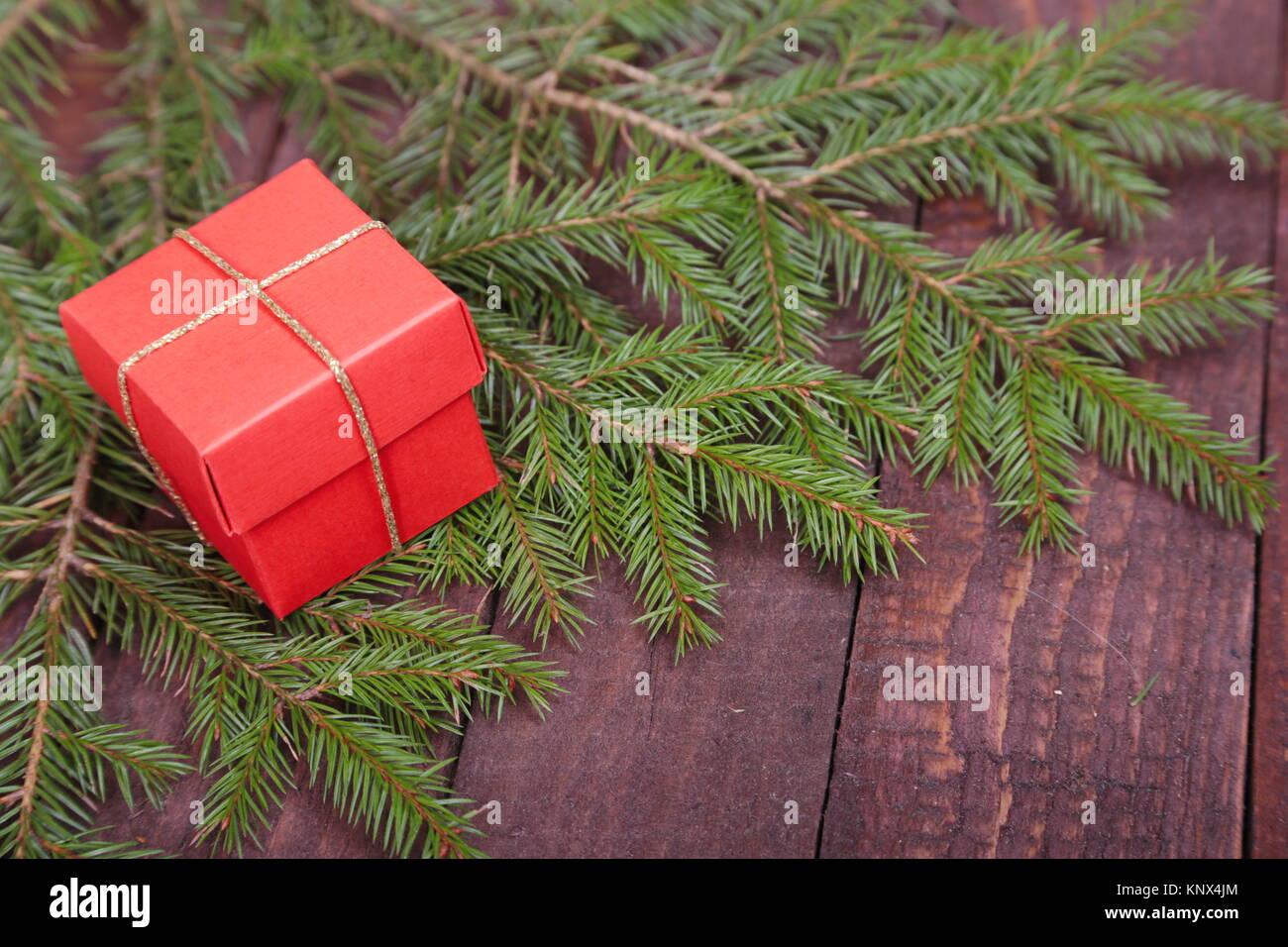 Weihnachten Tannenbaum mit geschenkboxen auf Holzbrett Stockfoto