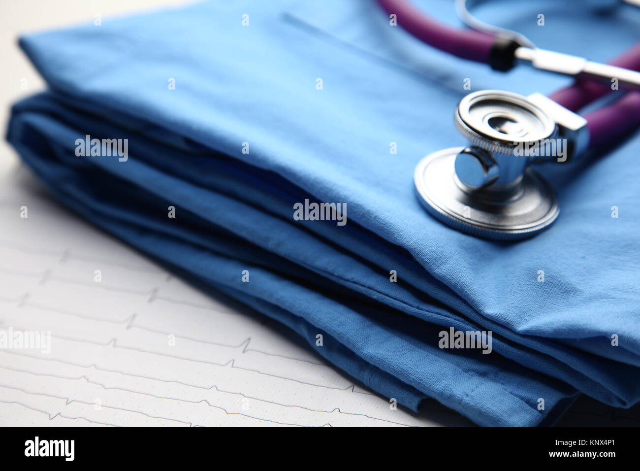 Arzt Mantel mit medizinische Stethoskop auf dem Schreibtisch Stockfoto
