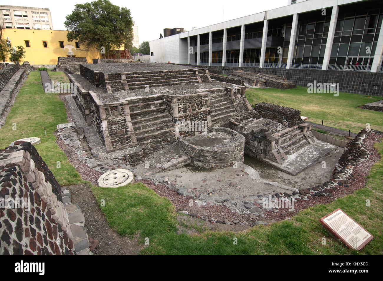 Mexiko City, Mexiko - 2017: Bleibt der aztekischen Tempeln auf der Plaza de las Tres Culturas (Platz der Drei Kulturen) Stockfoto