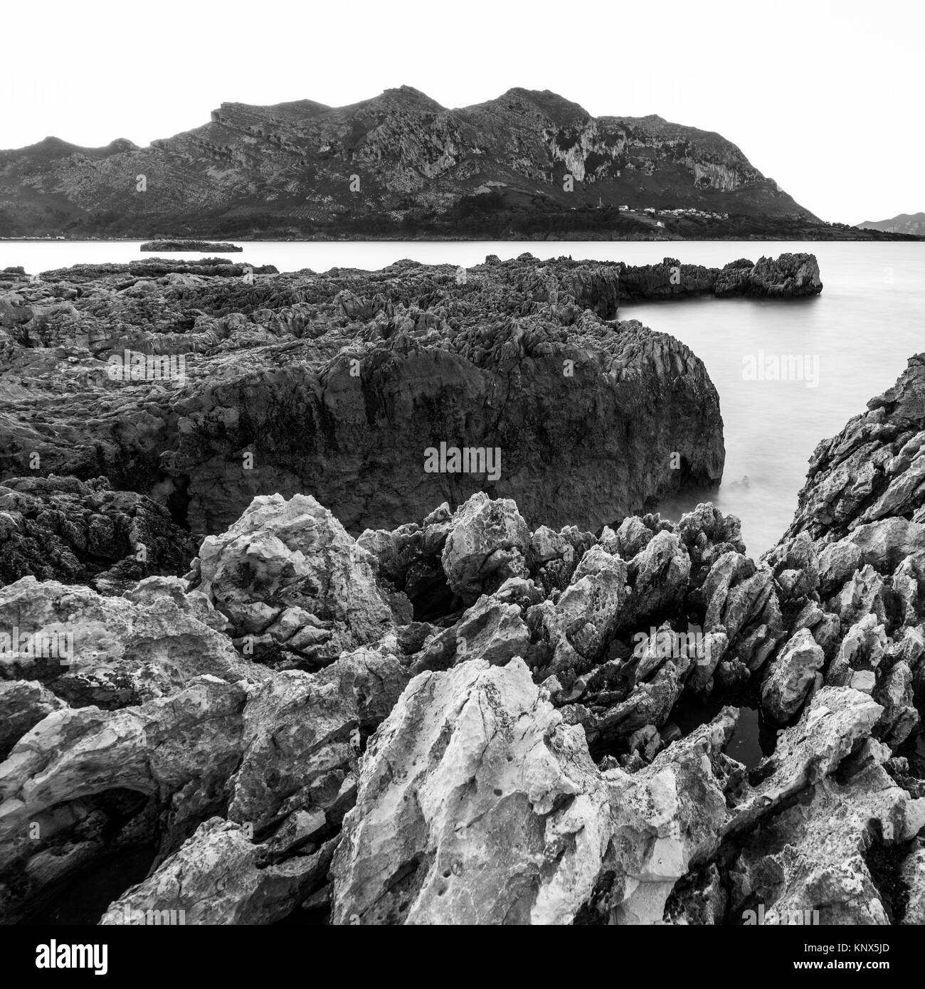 Karst in Islares, im Hintergrund und dem Berg Candina Buciero. Islares, Kantabrischen Meer, Castro Urdiales Gemeinde, Kantabrien, Spanien, Europa Stockfoto