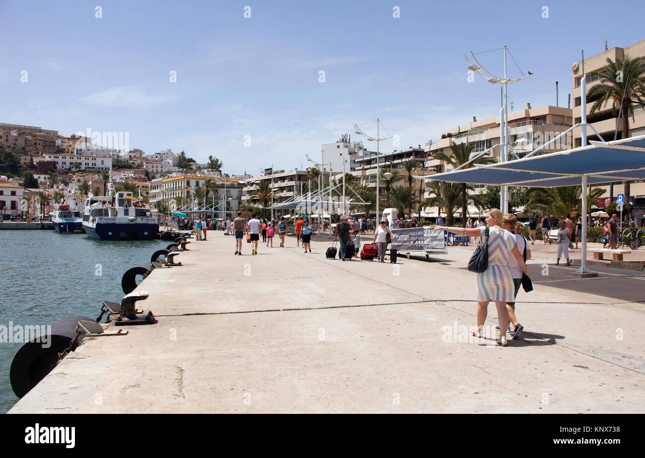 Menschen gehen am Pier von Ibiza. Es ist eine der balearischen Inseln, eine Inselgruppe Spaniens im Mittelmeer. Stockfoto