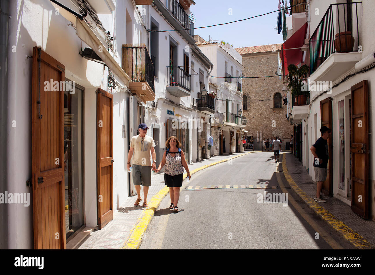 Alte paar Spaziergang in einer Einkaufsstraße in Ibiza. Es ist eine der balearischen Inseln, eine Inselgruppe Spaniens im Mittelmeer. Stockfoto