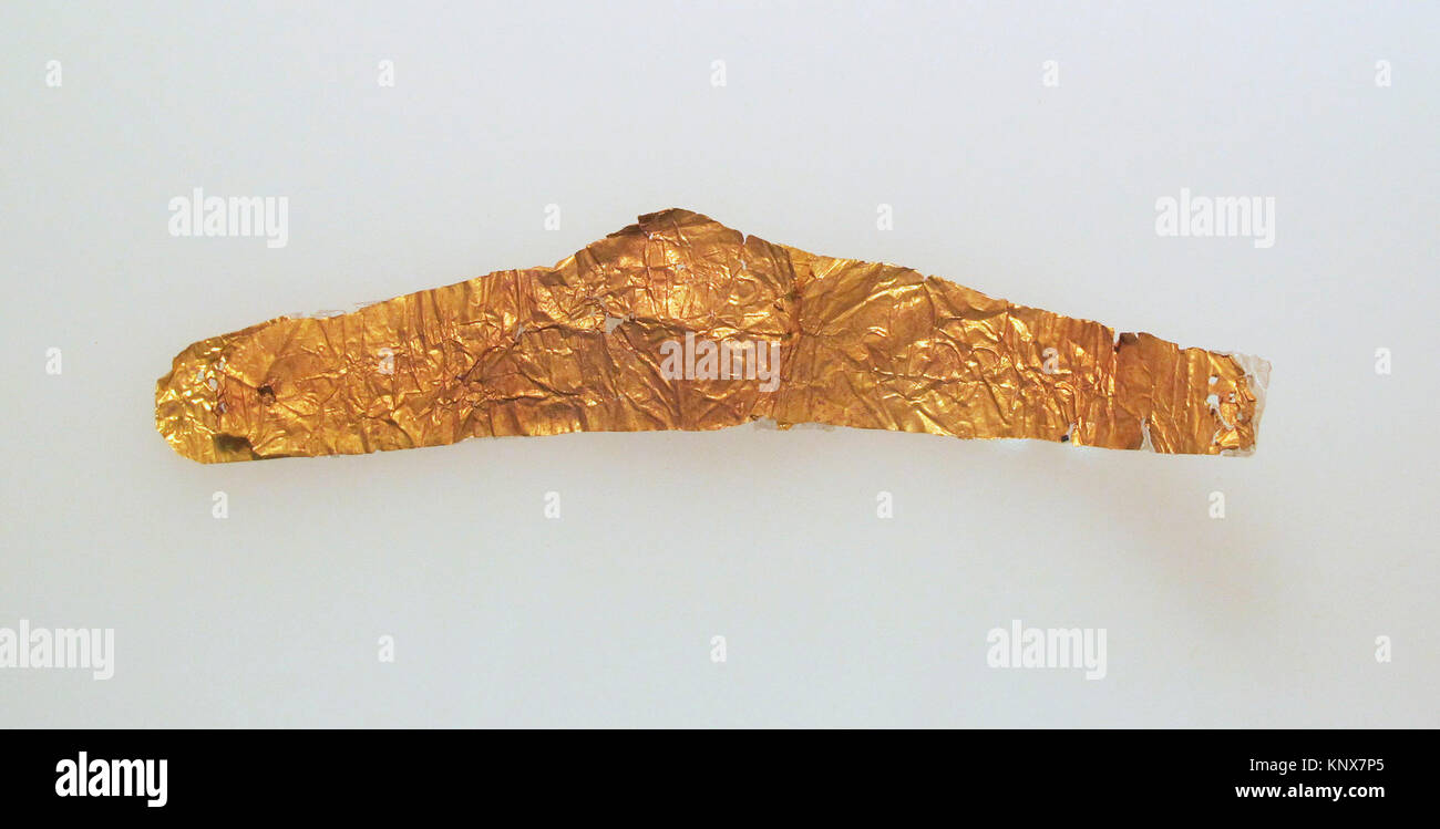 Frontlet aus Blattgold. Medium: Gold; Abmessungen: Sonstiges: 13/16 x 4 3/16 Zoll (2.1 x 10.6 cm); Klassifizierung: Gold und Silber Stockfoto