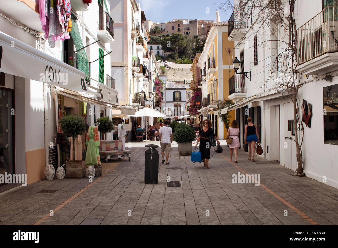 Anzeigen von Menschen zu Fuß auf einem der schmalen, historischen Einkaufsstraßen in der Altstadt von Ibiza-Stadt entfernt. Bild spiegelt Kultur und Lebensstil der Insel. Stockfoto