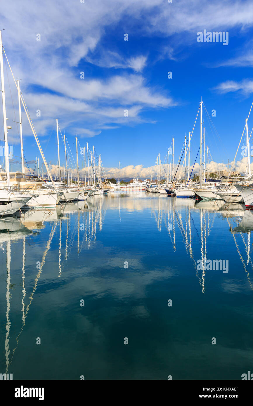 Segelyachten mit Mast Spiegelungen im Wasser, Marina Port Vauban Antibes, French Riviera, Cote d'Azur, Frankreich Stockfoto