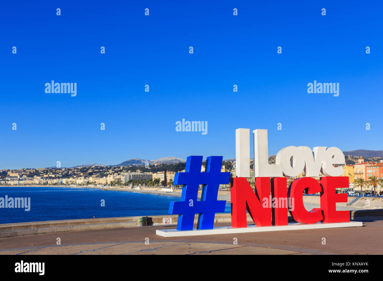 "Ich Schöne 'hashtag Zeichen, das erste im Zentrum von Nizza nach den Terroranschlägen erschienen und steht nun an der Strandpromenade mit Blick auf Nizza, Babybett Liebe Stockfoto