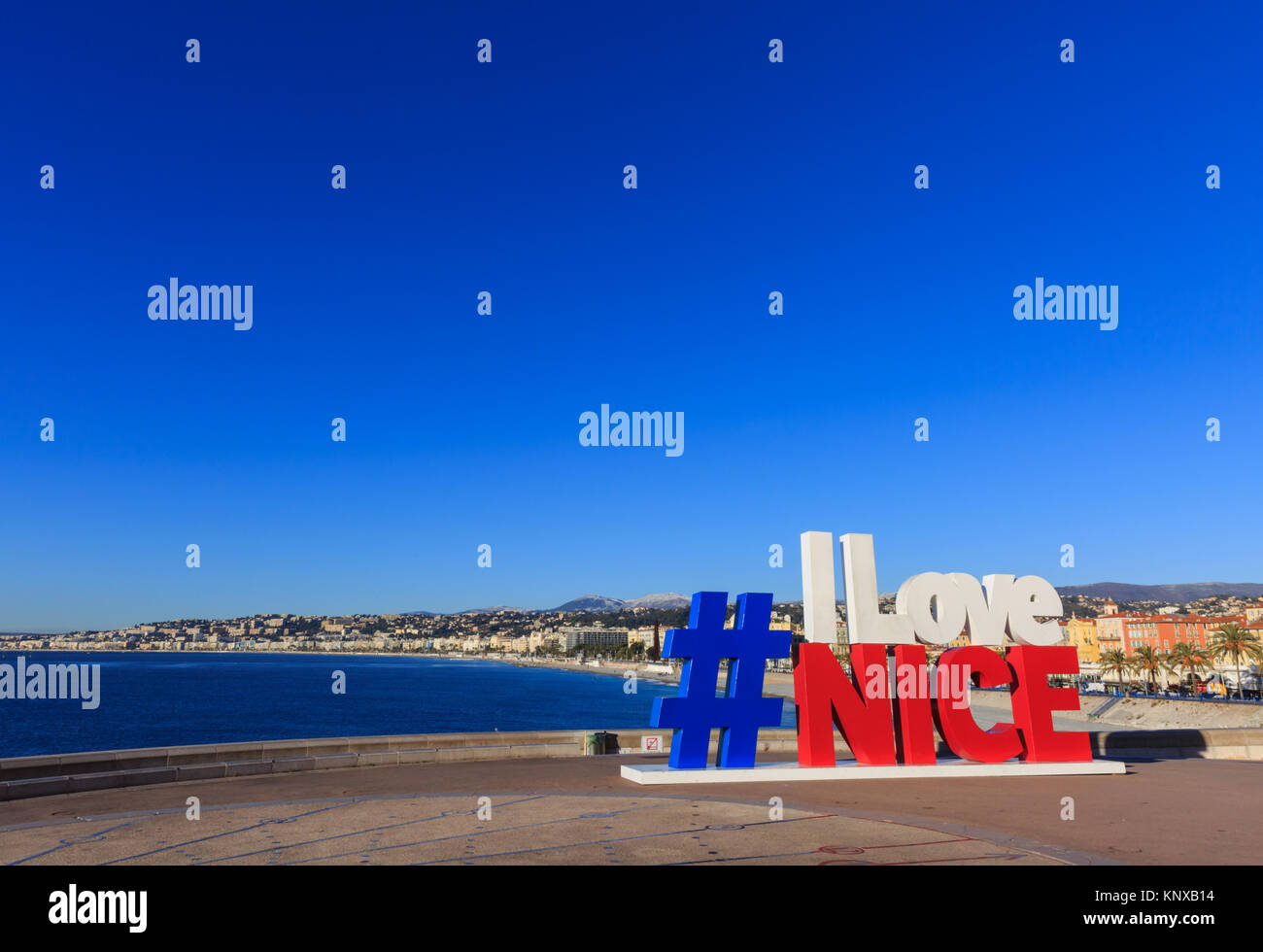 "Ich Schöne 'hashtag Zeichen, das erste im Zentrum von Nizza nach den Terroranschlägen erschienen und steht nun an der Strandpromenade mit Blick auf Nizza, Babybett Liebe Stockfoto