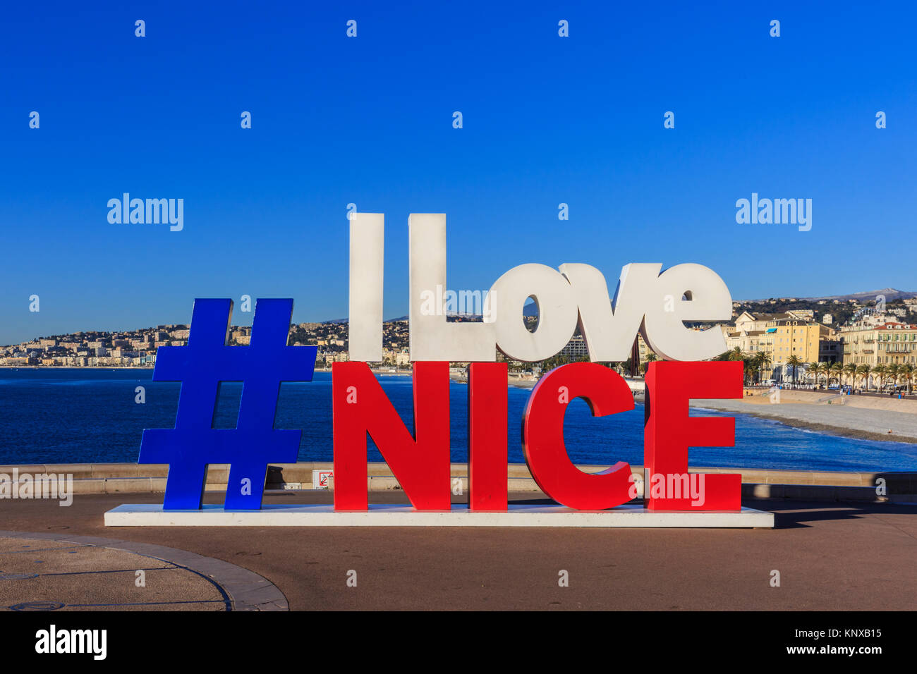 "Ich Schöne 'hashtag Zeichen, das erste im Zentrum von Nizza nach den Terroranschlägen erschienen und steht nun an der Strandpromenade mit Blick auf Nizza, Babybett Liebe Stockfoto