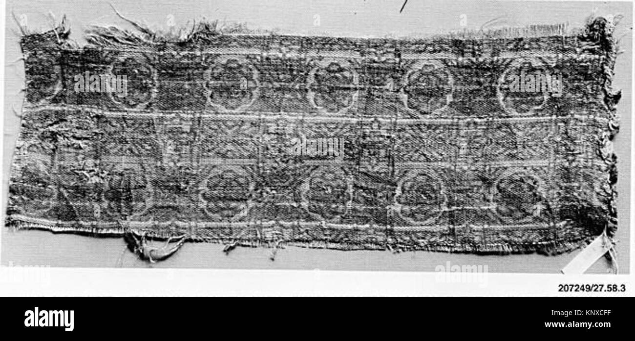 Dieses Fragment ist ein antikes Artefakt, das für historische Studien und Forschungen aufbewahrt wurde und Material, Handwerk und kulturellen Kontext veranschaulicht. Stockfoto