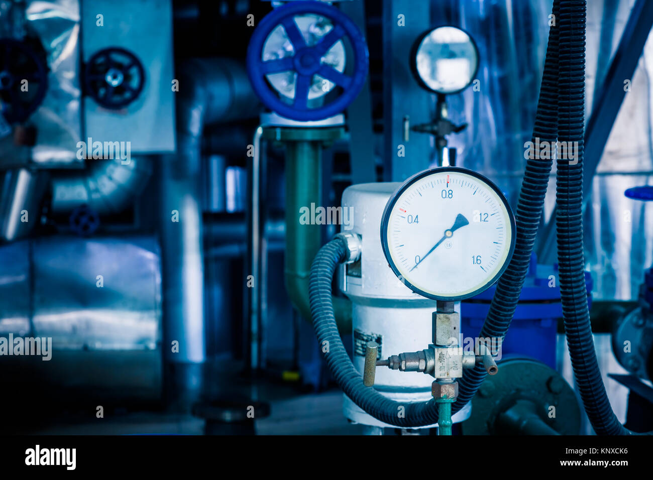 Stahl Rohrleitungen und Kabel in einer Anlage, Industrial Zone. Stockfoto