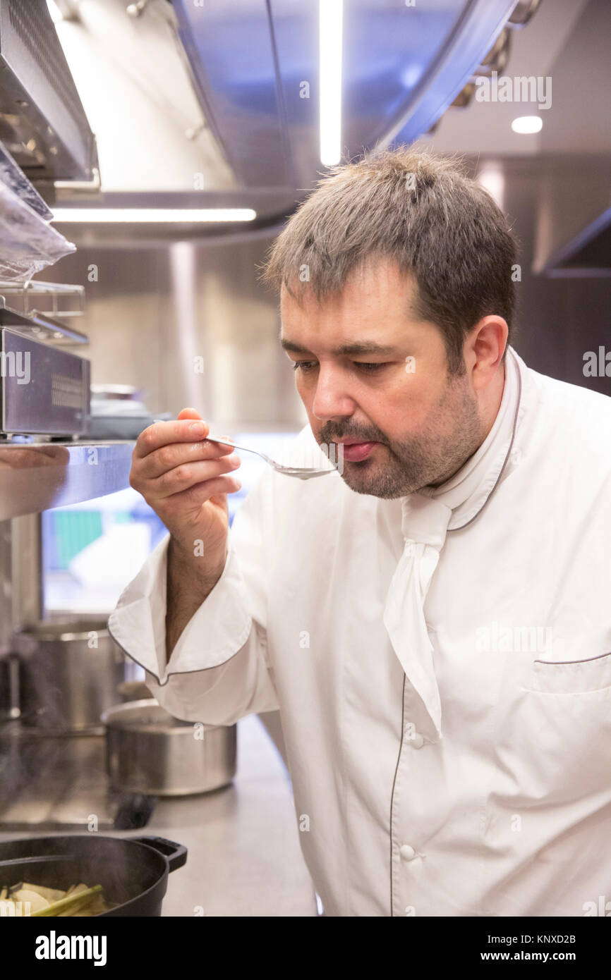 "Das neue Restaurant von Jean-François Piege namens "Le Grand Restaurant", in Paris, Frankreich. Jean-françois Piege in der Küche. Stockfoto