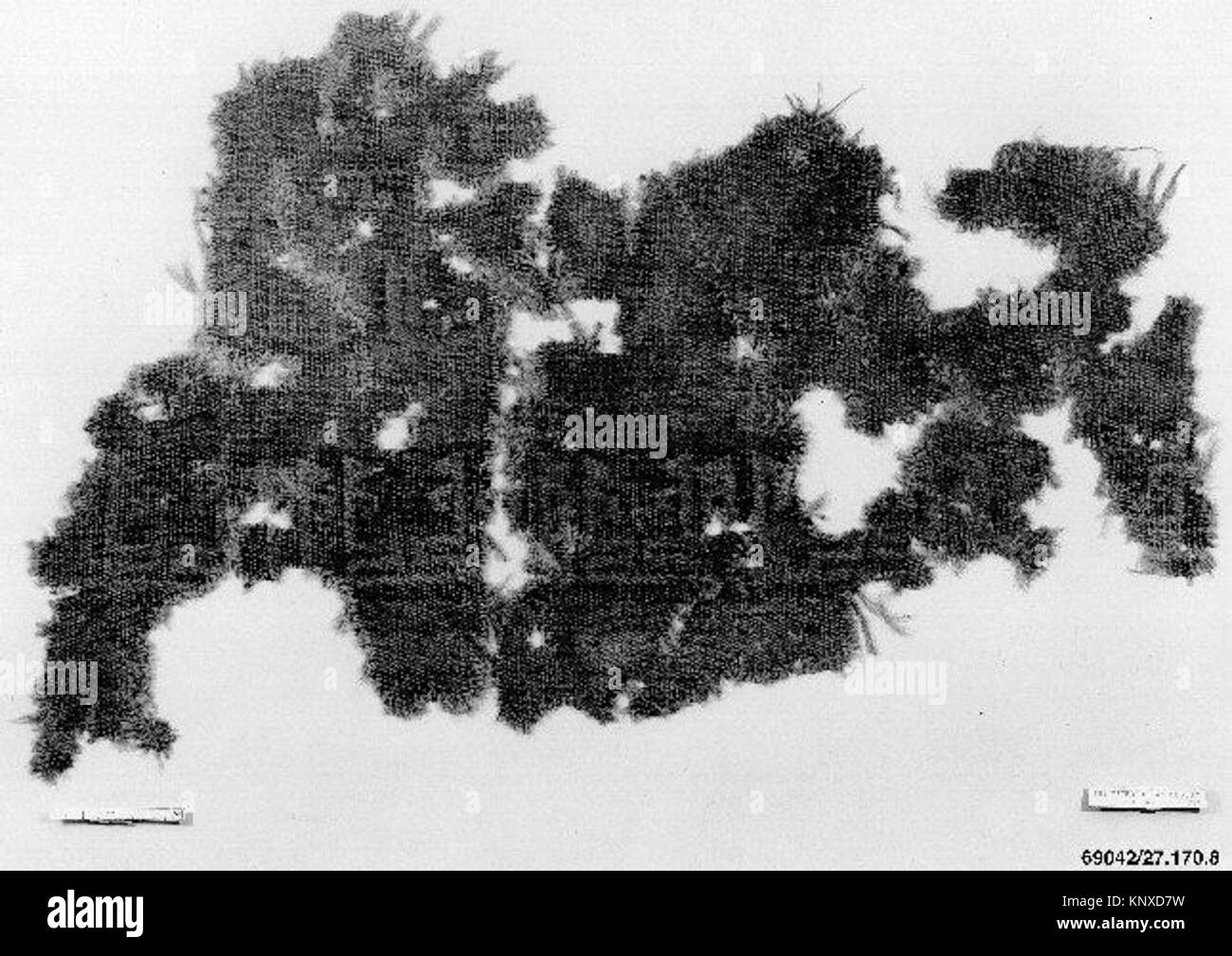 Dieses Fragment, katalogisiert mit MET 69042 448052, ist Teil eines historischen Artefakts, das Material, Technik und Erhaltung des kulturellen Erbes aus seiner Zeit veranschaulicht. Stockfoto