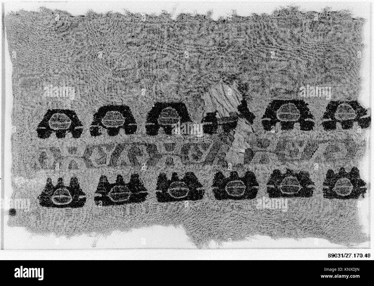 Dieses Fragment ist ein antikes Artefakt, das für historische Studien aufbewahrt wurde und Material, Design und kulturelle Bedeutung hervorhebt. Stockfoto