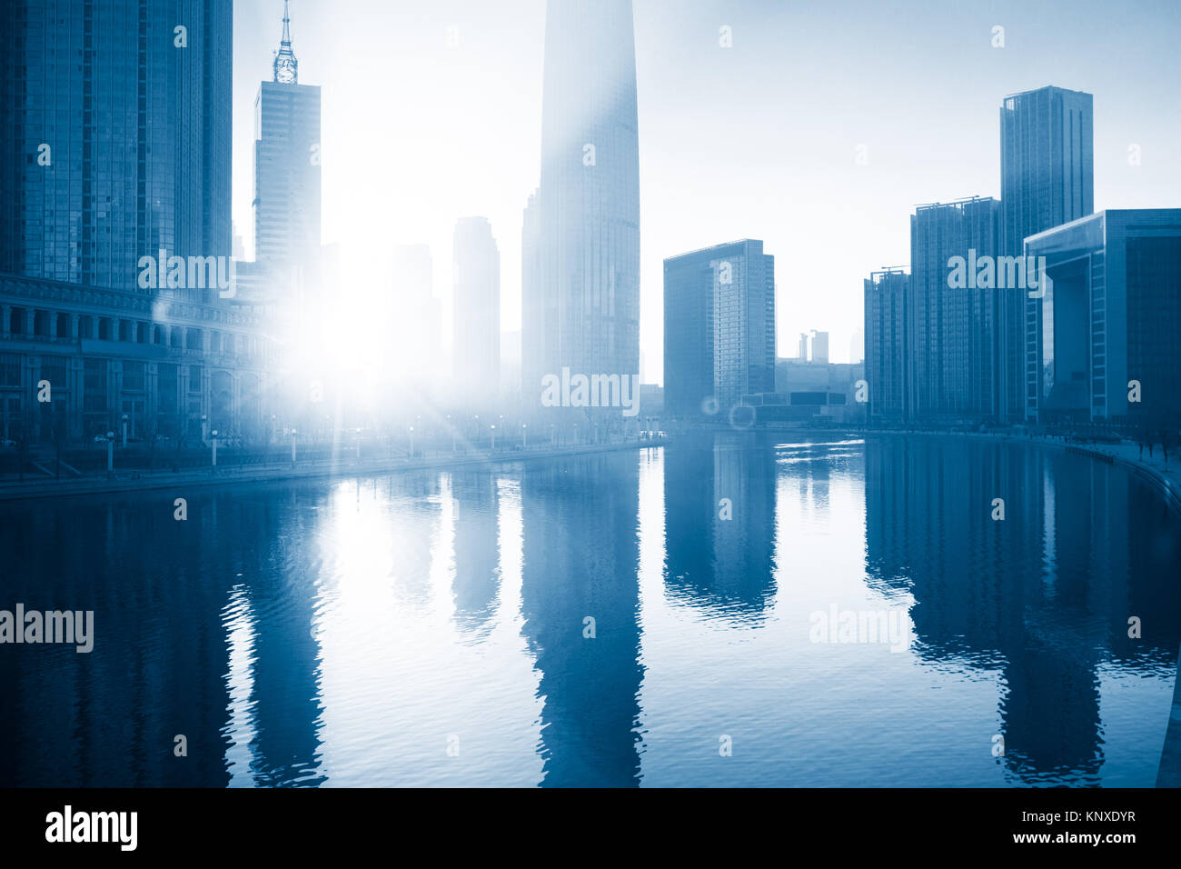 Fluss und modernen Gebäuden gegen Himmel in Tianjin, China. Stockfoto