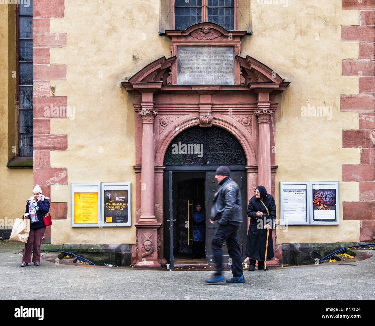 Frankfurt am Main, Hessen. St. Catherine's Barocke Kirche Eingang, Katharinenkirche an der Hauptwache entfernt. Gebäude Tür mit alte Frau Stockfoto