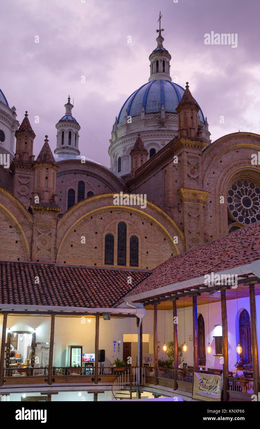 Cuenca, Ecuador - die Kathedrale der Unbefleckten Empfängnis (Catedral de la Inmaculada Concepción), bei Sonnenuntergang, Cuenca Ecuador Südamerika Stockfoto