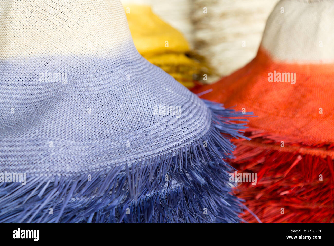 Panama Hüte - farbige Panama Hüte Panama Hut in einer Fabrik hergestellt wird, Homero Ortega Fabrik, Cuenca, Ecuador Südamerika Stockfoto