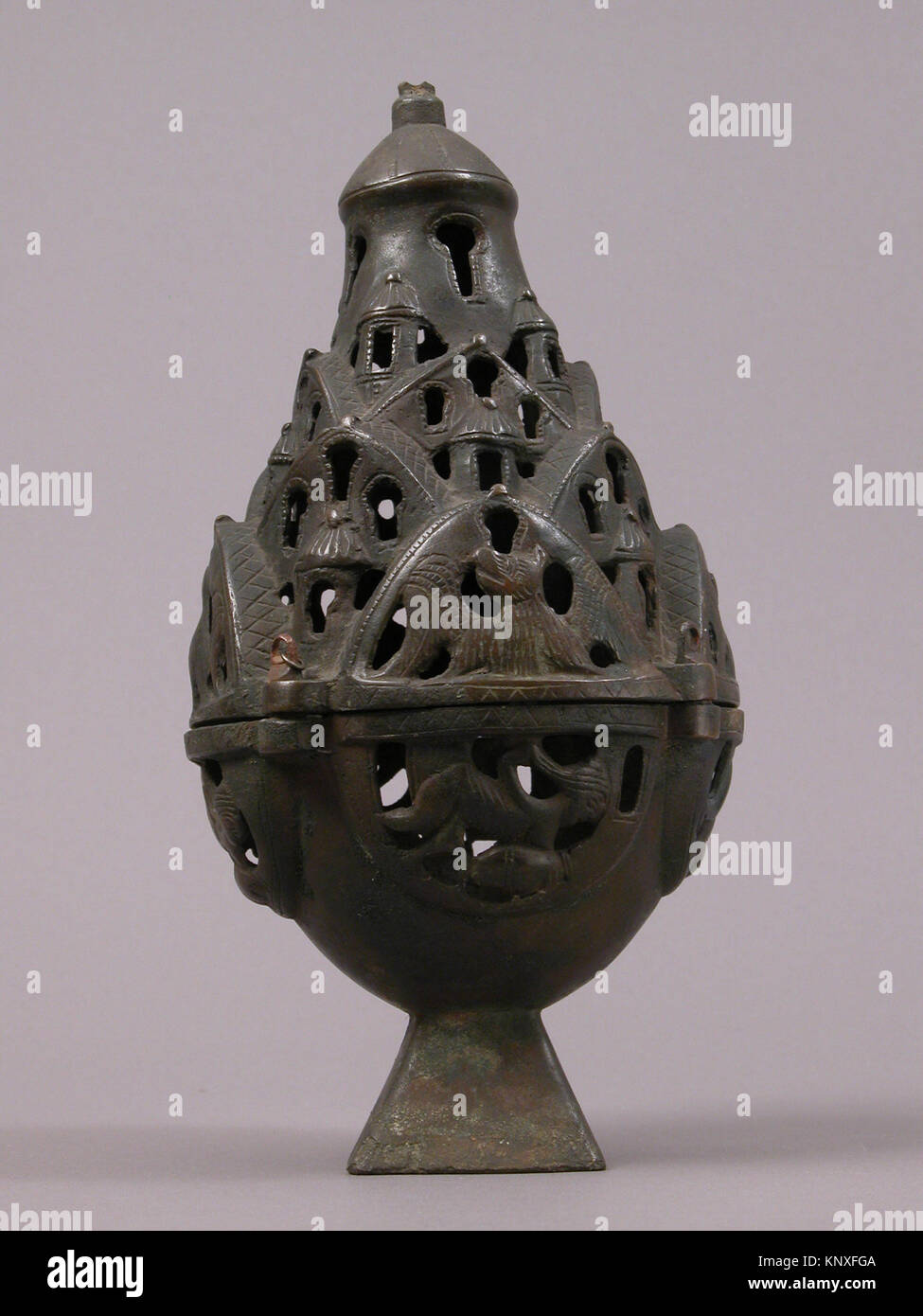 Ein mittelalterliches Räuchergefäß aus der MET-Sammlung, das in religiösen Zeremonien zum Verbrennen von Weihrauch verwendet wird, aus Metall mit detaillierter Handwerkskunst. Stockfoto