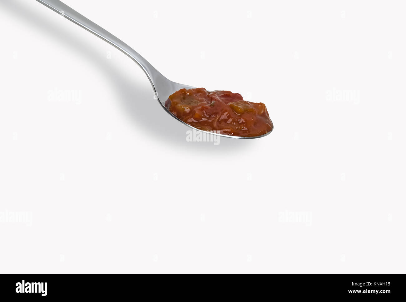 Pikanter Sauce aus Tomaten Gemüse auf Löffel Stockfoto