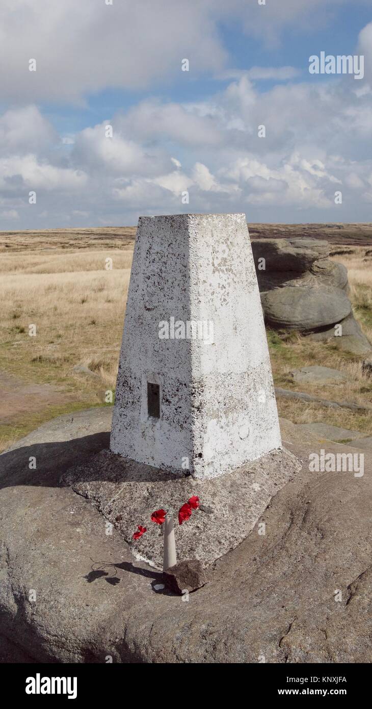 Trig point auf Kinder Scout an einem sonnigen Tag, mit einem kleinen Vase von Mohn. Stockfoto