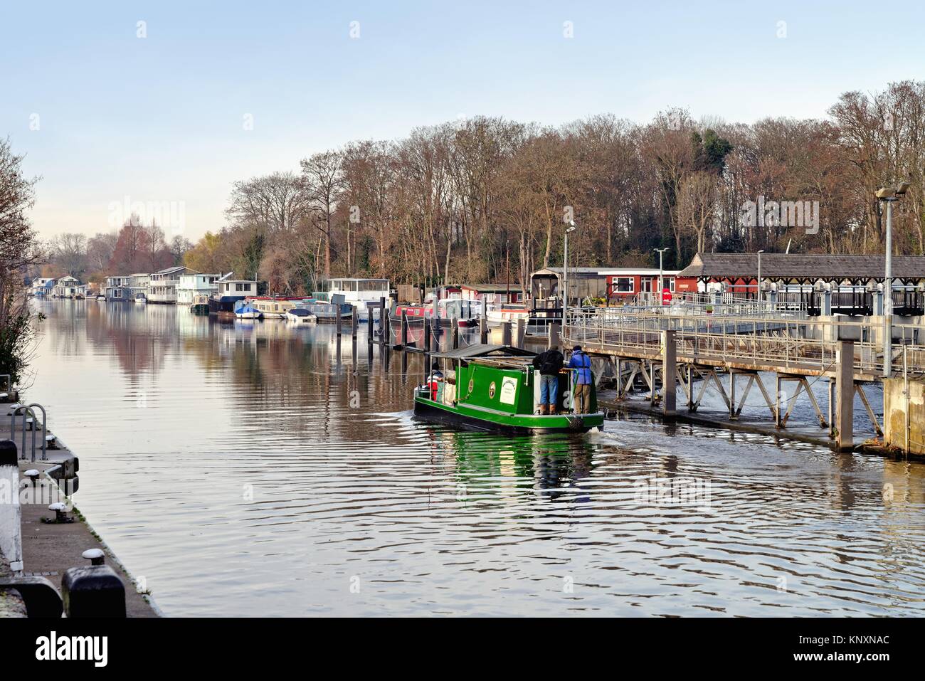 Die Themse in Molesey wehr West London England Großbritannien Stockfoto