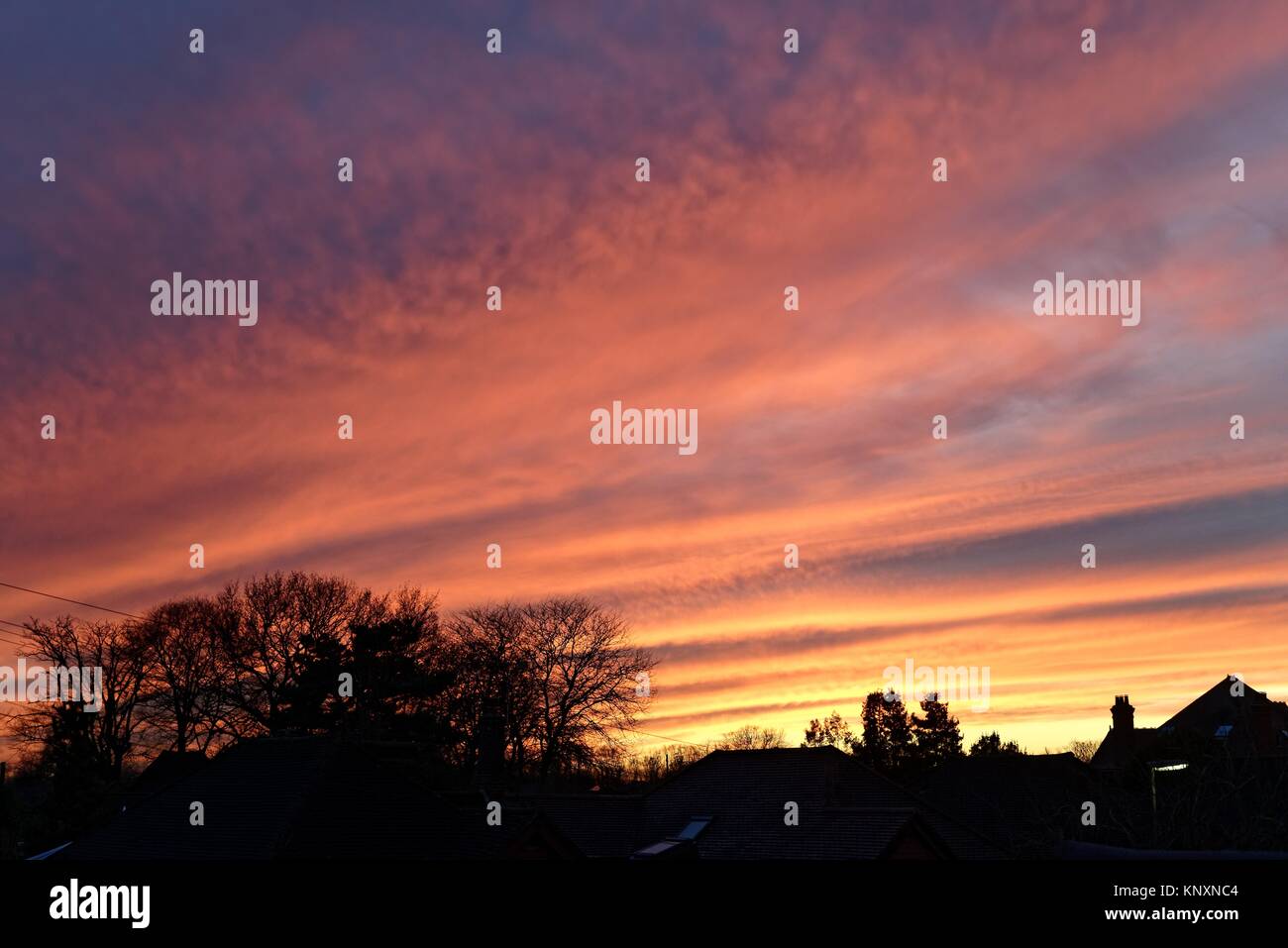Dramatische bunte Wolkenbildung am Tag eines Winter Sonnenuntergang Stockfoto