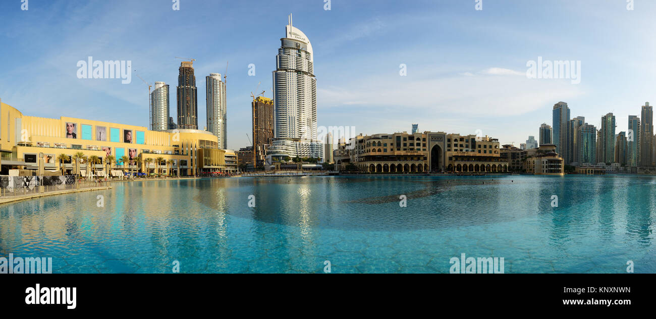 DUBAI, VAE - 19. NOVEMBER: Die Aussicht auf Dubai Mall und die Adresse Hotel. Es ist die weltweit größte Shopping Mall. Es befindet sich im Burj Khalifa komplexer Ein Stockfoto