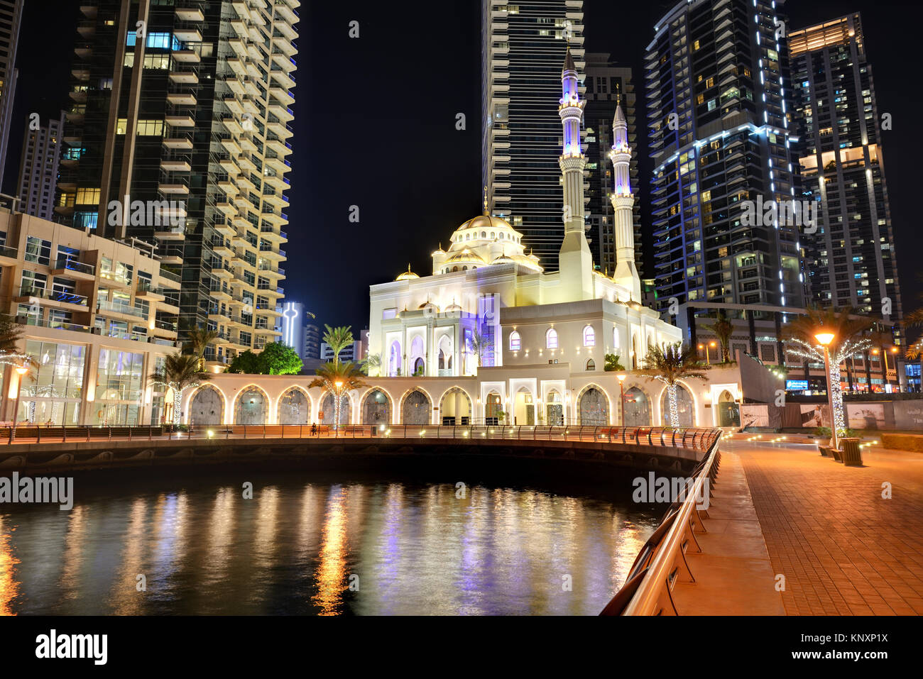 DUBAI, VAE - 19. NOVEMBER: Die Nacht beleuchtung der Dubai Marina und muslimische Moschee am 19. November 2017 in Dubai, VAE. Es ist eine künstliche Canal City, Stockfoto