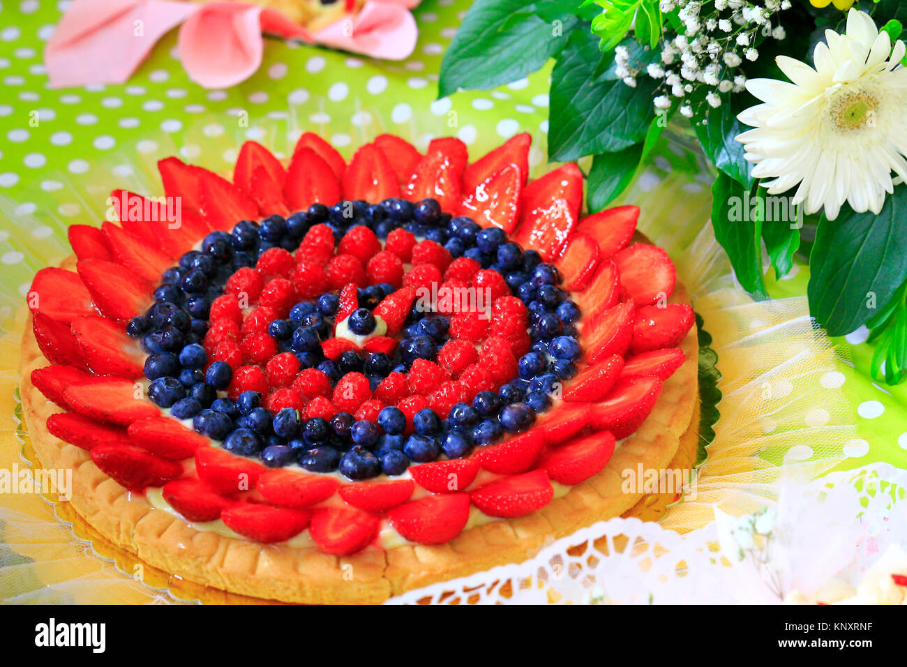 Eine köstliche Frucht-Kuchen mit Heidelbeeren, Erdbeeren und Sahne. Stockfoto