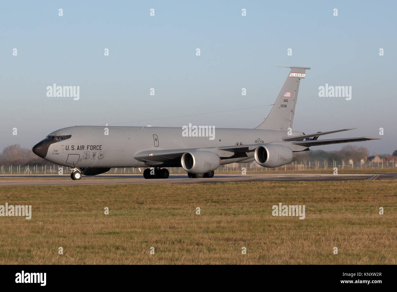 KC-135R aus dem Alabama Air National Guard auf Piste 29 auf RAF Mildenhall, Suffolk, für die frühe Abreise am Morgen. Stockfoto
