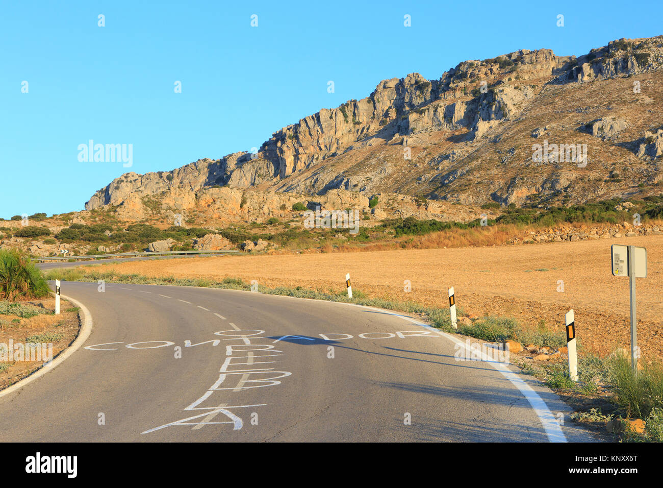 Straße bis zum El Torcal de Antequera Nature Reserve, südlich der Stadt Antequera in der Provinz Malaga, Spanien Stockfoto