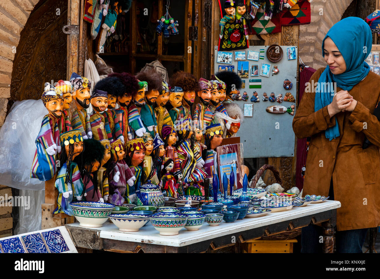 Ein Tourist an einem Souvenir Stall, Chiwa, Usbekistan Suchen Stockfoto