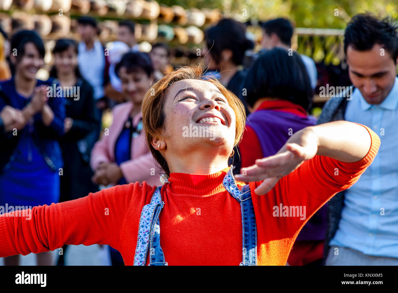 Eine junge USBEKISCHE Frau Tanzen auf der Straße, Chiwa, Usbekistan Stockfoto